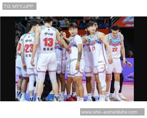 广东男篮与新疆队激战回放精彩瞬间重温篮球魅力与激情对决 广东男篮与新疆队激战回放精彩瞬间重温篮球魅力与激情对决